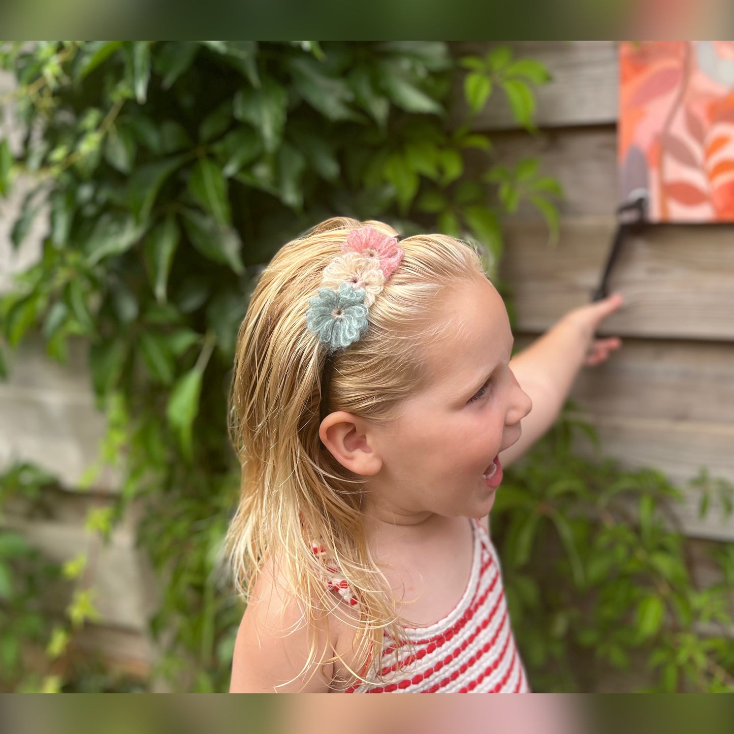 Fluffy bloemhaarband